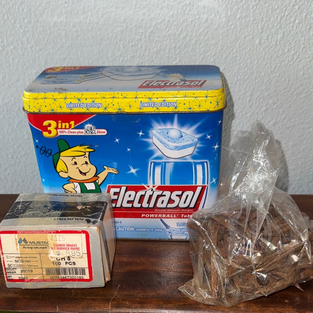 Vintage Mustad (200+) 50 mm CH 5 Horseshoe Nails in Vintage Tin